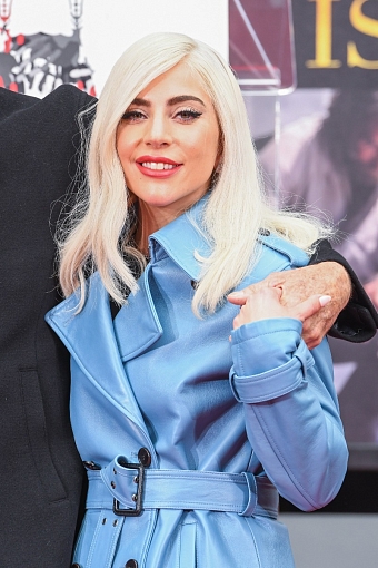 Образ дня: Леди Гага в самом модном тренче сезона — кожаном фото № 3