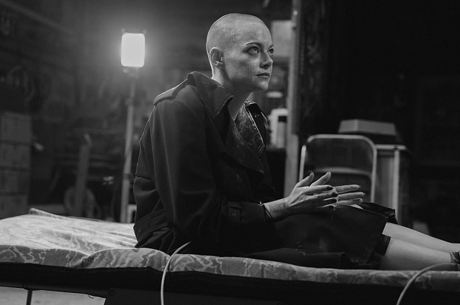 Эмма Стоун — о фильме «Бугония», конспирологических теориях и работе с Йоргосом Лантимосом фото № 5