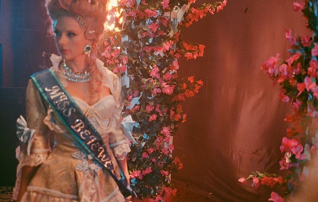 Тейлор Свифт во время съемок клипа Bejeweled фото № 3