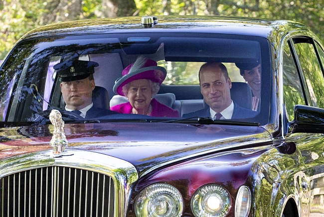 Кейт Миддлтон и принц Уильям сопроводили королеву Елизавету II на воскресную службу фото № 1