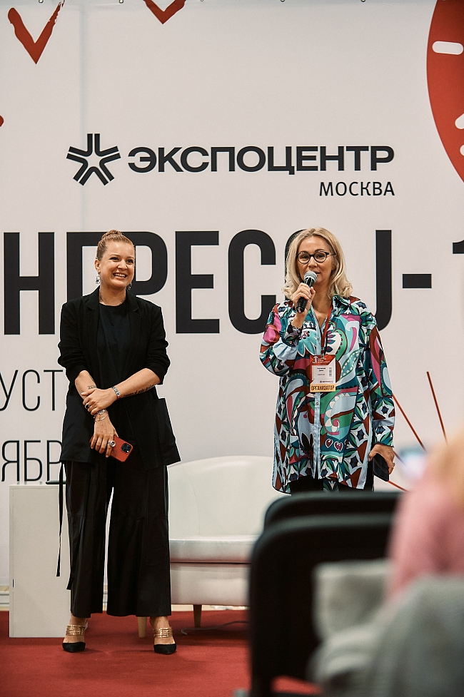 Куратор конгресса Анна Минакова и вице-президент J-1 Дина Насырова открывают первый день работы фото № 5