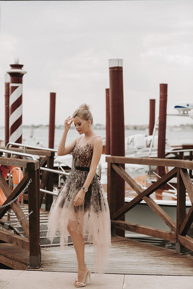 Платье и туфли Yanina Couture, часы Jaeger-leCoultre Rendez-vous Sonatina фото № 7