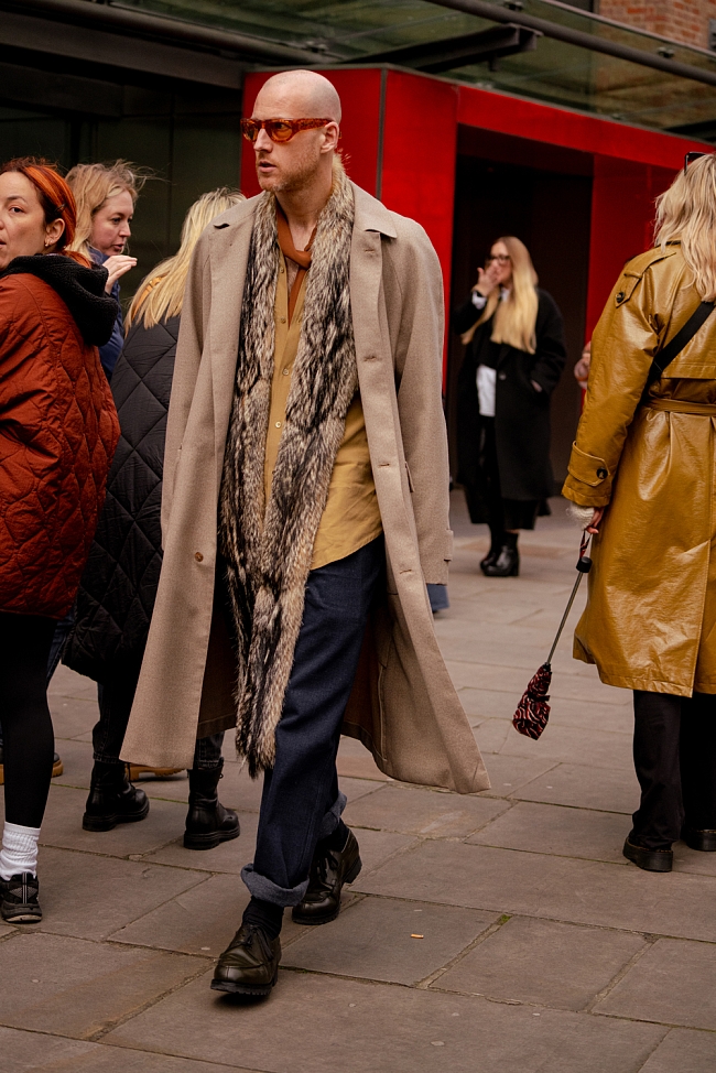 Стритстайл на Неделе моды в Лондоне сезона осень-зима 2022/23 фото № 7