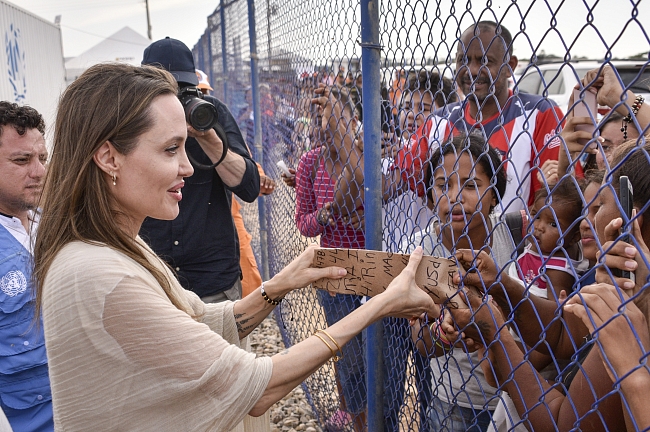 Очень похудела: Анджелина Джоли посетила лагерь беженцев в Венесуэле фото № 1