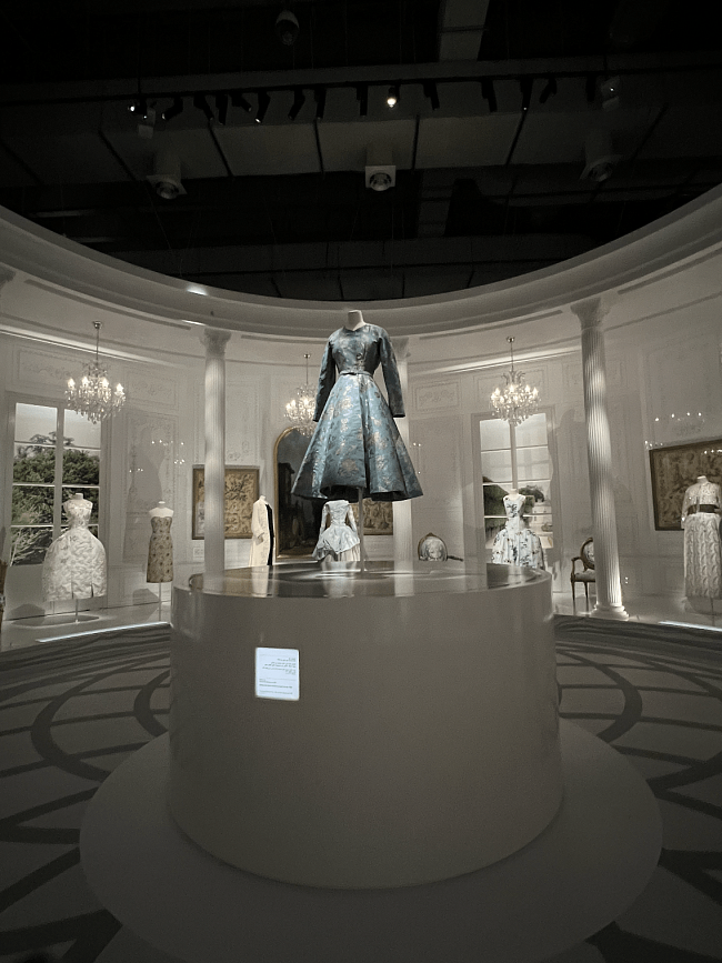 Выставка Christian Dior Designer of Dreams в культурном пространстве Дохи M7 фото № 25