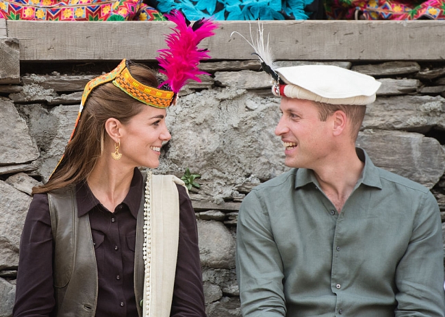 Кейт Миддлтон и принц Уильям примерили этнические головные уборы на встрече с гималайцами фото № 1