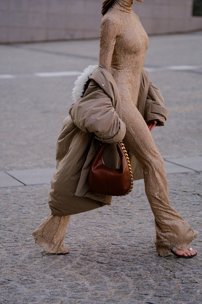 Стритстайл на Неделе моды в Париже сезона осень-зима 2022/23 фото № 41