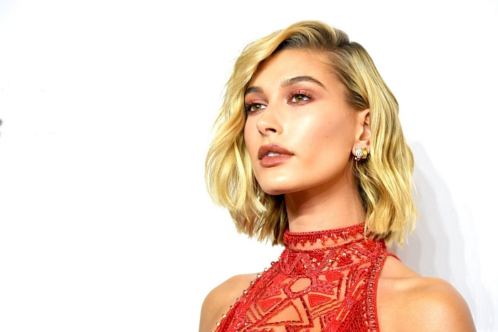 Хейли Болдуин в алом платье Zuhair Murad на фестивале Tribeca фото № 4