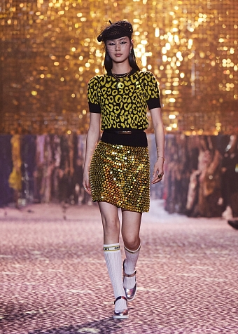 Будущей осенью мы будем носить леопардовый принт и пайетки, как на сегодняшнем показе Dior Pre-Fall 2021 в Шанхае фото № 10