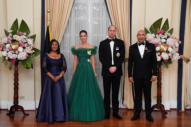 Супруга генерал-губернатора Ямайки Патрисия Аллен, Кейт Миддлтон, принц Уильям и генерал-губернатор Ямайки Патрик Аллен позируют фотографу на ужине, устроенном генерал-губернатором Ямайки в Королевском доме, март 2022 года фото № 1