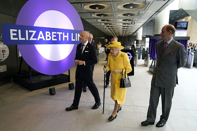 Королева Елизавета II на открытии станции метро в свою честь фото № 2