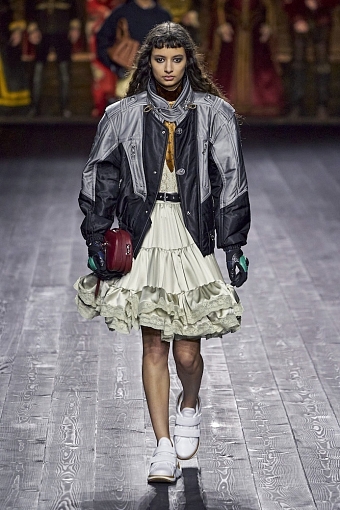 О времени: показ Louis Vuitton закрыл Неделю моды в Париже фото № 9