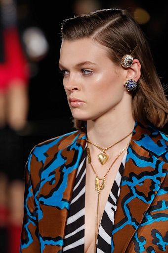 Косой пробор, золото и глосс: бьюти-образы на показе Versace pre-fall 2019 фото № 6