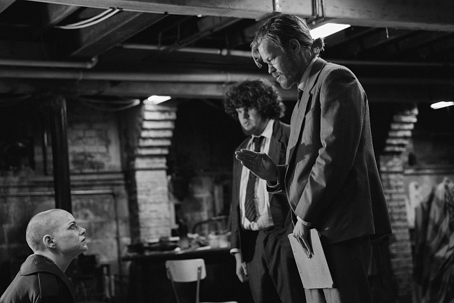 Эмма Стоун — о фильме «Бугония», конспирологических теориях и работе с Йоргосом Лантимосом фото № 3