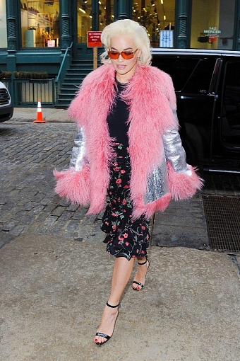 Образ дня: Рита Ора в юбке с цветочным принтом и серебристом пальто в Нью-Йорке фото № 1
