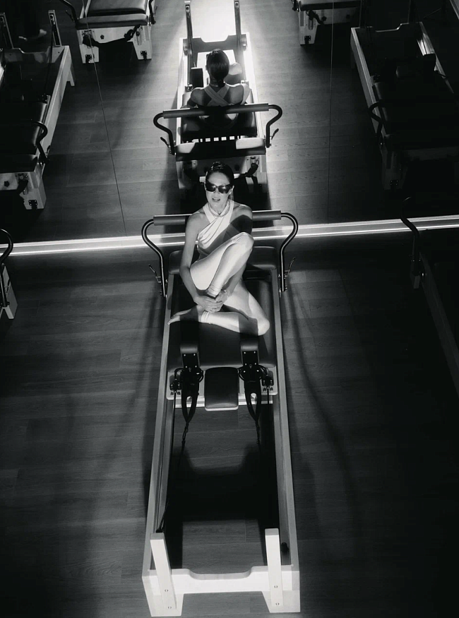 Комбинезон, The Andamane (ЦУМ); очки, Cultura; колье, браслет и кольцо, все— Art Deco, золото, бриллианты, Mercury фото № 4