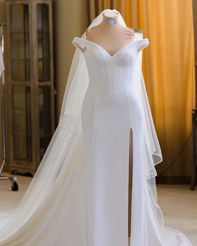 Для официальной церемонии Бритни Спирс выбрала белое платье Versace. Фото: @gossipbritney фото № 2