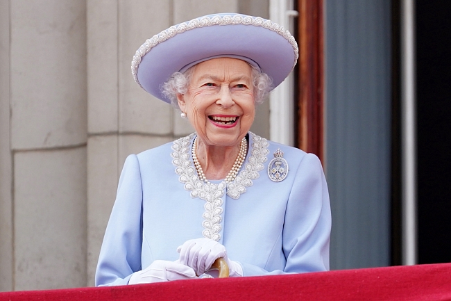 Королева Елизавета II на балконе Букингемского дворца фото № 1