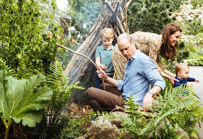 Кейт Миддлтон и принц Уильям с детьми в лондонском саду (ФОТО) фото № 3