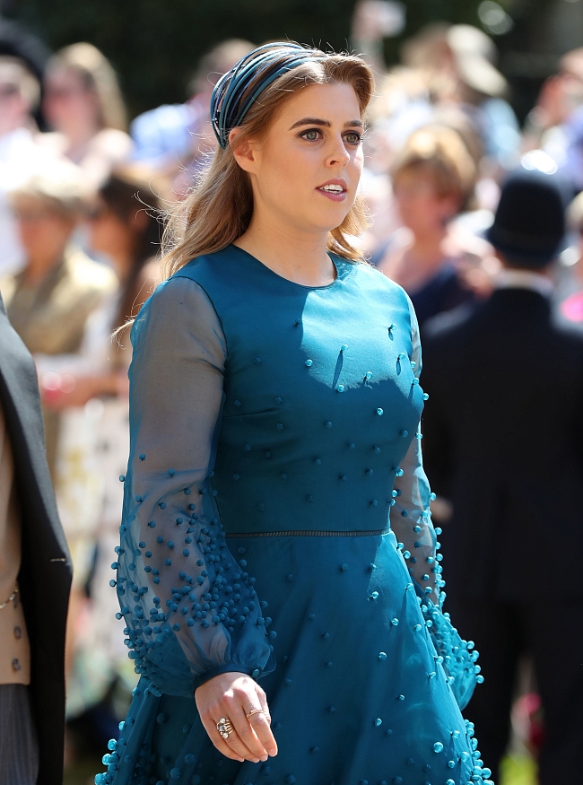 Принцесса Беатрис перед свадьбой принца Гарри и Меган Маркл, 19 мая 2018 года фото № 3
