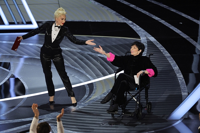 Леди Гага и Лайза Минелли на церемонии вручения «Оскаров-2022» фото № 10