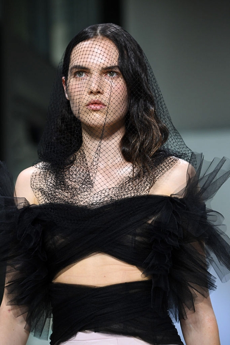 Макияж без макияжа: главный тренд лета на показе Giambattista Valli Haute Couture осень-зима 2018/2019 фото № 2