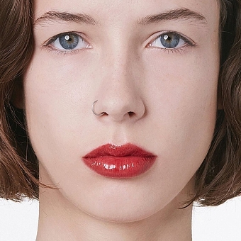 Пример того, как смотрится на губах помада для губ Gucci Beauty Rouge De Beauté Brillant (оттенок №508, Diana Amber) фото № 5