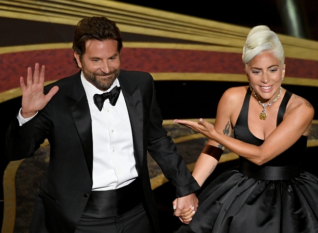 Брэдли Купер и Леди Гага на церемонии «Оскар — 2019» в колье с желтым бриллиантом «Тиффани» фото № 2