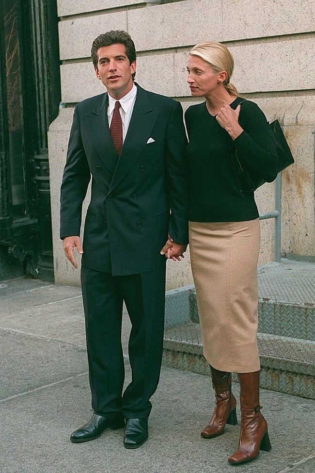Джон Кеннеди-младший и Кэролайн Бессет-Кеннеди около своего дома в Нью-Йорке, 1996 год фото № 5