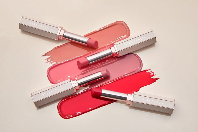 Бьюти-дайджест: десятилетие красной помады Romanovamakeup, коллаборация Эрмитаж и «М.Косметик», новогодняя благотворительная акция в MA AND MI и TEKSTURA фото № 11