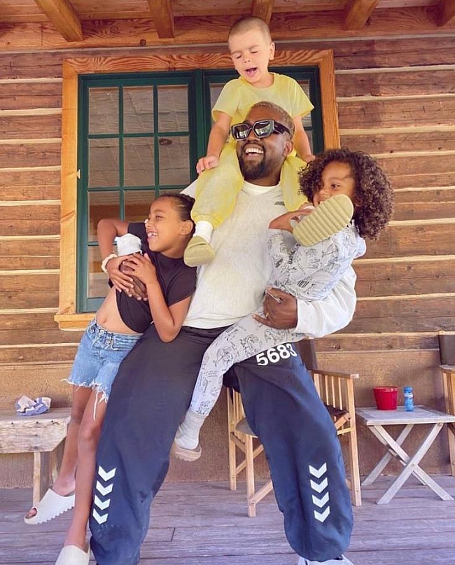 Канье Уэст с детьми. Фото: @kimkardashian фото № 15