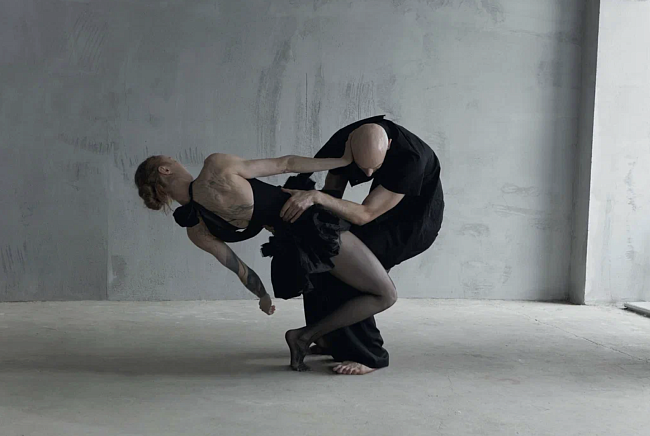 На Любови: платье, Muus; колготки, Calzedonia; на Романе: рубашка, брюки, все — Red September фото № 5