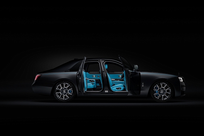 Rolls-Royce Black Badge Ghost фото № 2