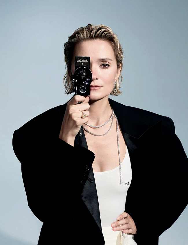 Жакет, Magda Butrym (ЦУМ); боди, Mugler (ЦУМ); брюки, Rokh (ЦУМ); серьги, кольцо и колье, все — Classic, золото, бриллианты, Mercury фото № 4