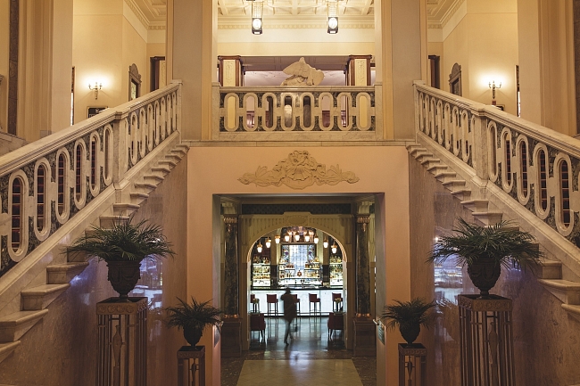 Гостей «Гранд Отеля Европа» в главном холле встречают величественные исторические лестницы фото № 7