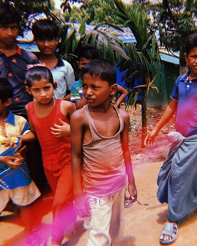 Джиджи Хадид прилетела с благотворительной миссией в Бангладеш фото № 3
