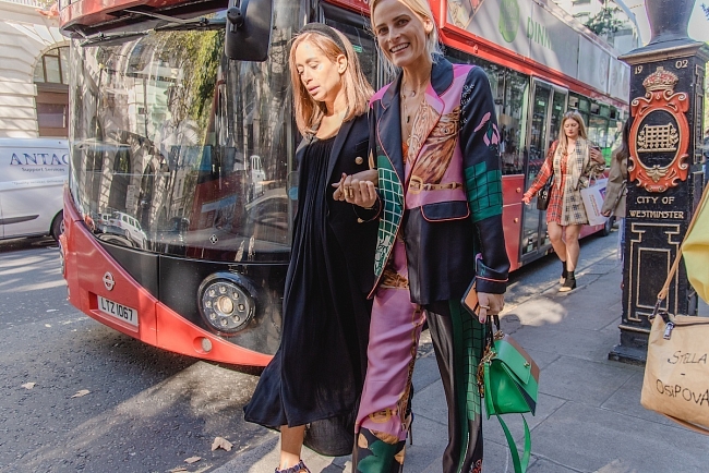 Клетка, асимметрия, объемные сумки и другие тренды стритстайла на Неделе моды в Лондоне фото № 3