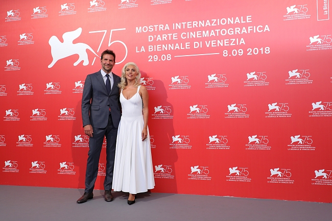Самое эффектное появление на Венецианском кинофестивале: Леди Гага приплыла на лодке фото № 3