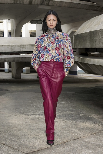Кожаные брюки в коллекции Isabel Marant осень-зима 2021/22 фото № 6