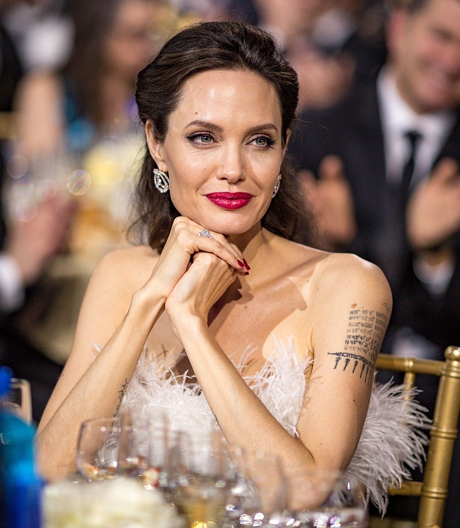 Анджелина Джоли сделала символичную татуировку после суда с Брэдом Питтом фото № 2
