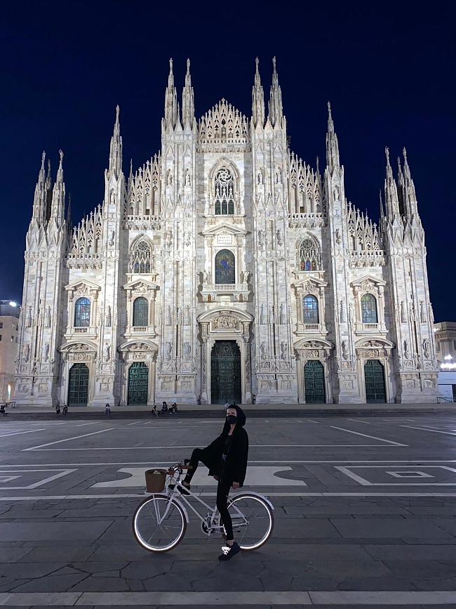 Надя Миссбах на велопрогулке у Миланского собора фото № 7