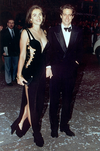 Элизабет Херли в платье Versace и Хью Грант, 1994 год фото № 15