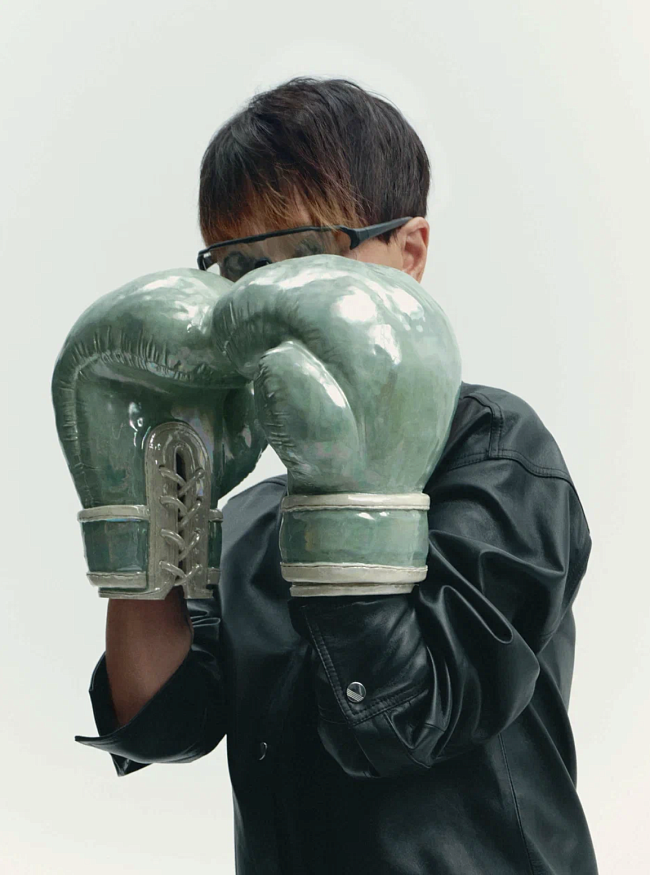 Рубашка, The Attico (ЦУМ); очки, Cultura; керамическая скульптура United Boxing Gloves, Алина Золотых (галерея TŌMO) фото № 2