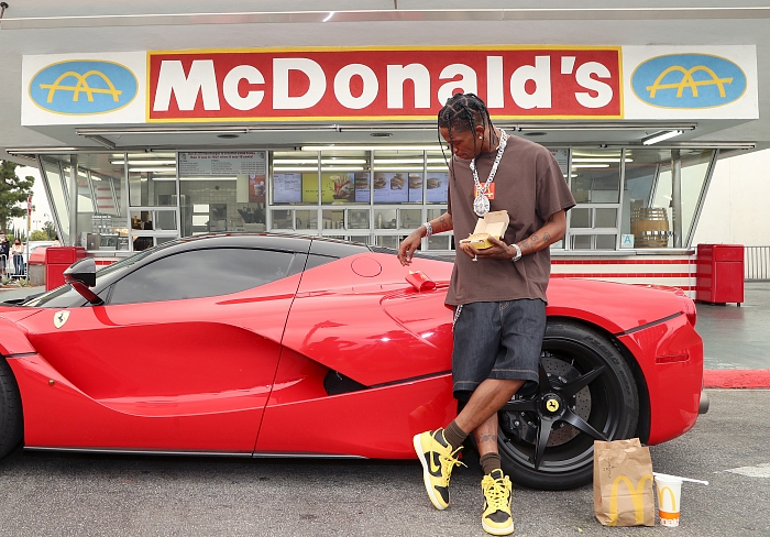 8 сентября 2020 года, Трэвис Скотт на запуске коллаборации с McDonald's фото № 7