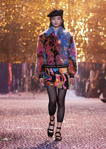 Будущей осенью мы будем носить леопардовый принт и пайетки, как на сегодняшнем показе Dior Pre-Fall 2021 в Шанхае фото № 13