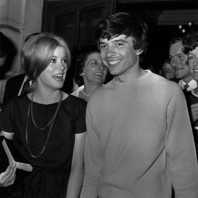 Фотограф Дэвид Бейли со своей невестой, актрисой Катрин Денев, 18 августа 1965 года. фото № 2
