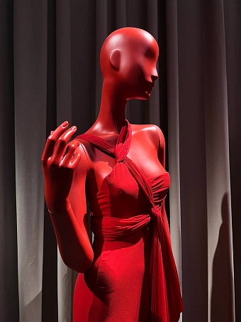 Ключевое внимание уделено фирменному красному цвету Red Valentino фото № 4