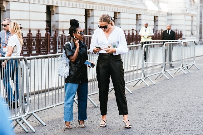 Клетка, асимметрия, объемные сумки и другие тренды стритстайла на Неделе моды в Лондоне фото № 7