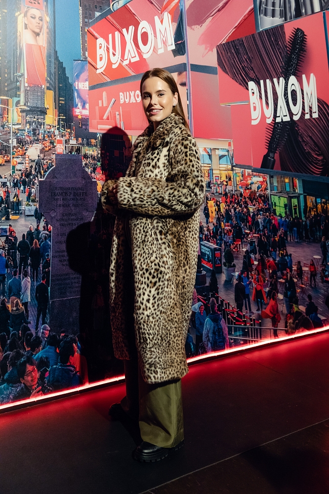 Дарья Клюкина в леопардовой шубе на вечеринке в честь косметического бренда BUXOM фото № 1