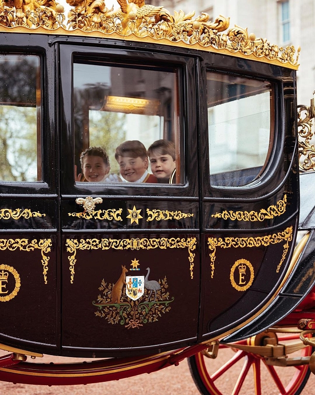 Принц Джордж, принцесса Шарлотта и принц Луи в карете по пути на коронацию фото № 7